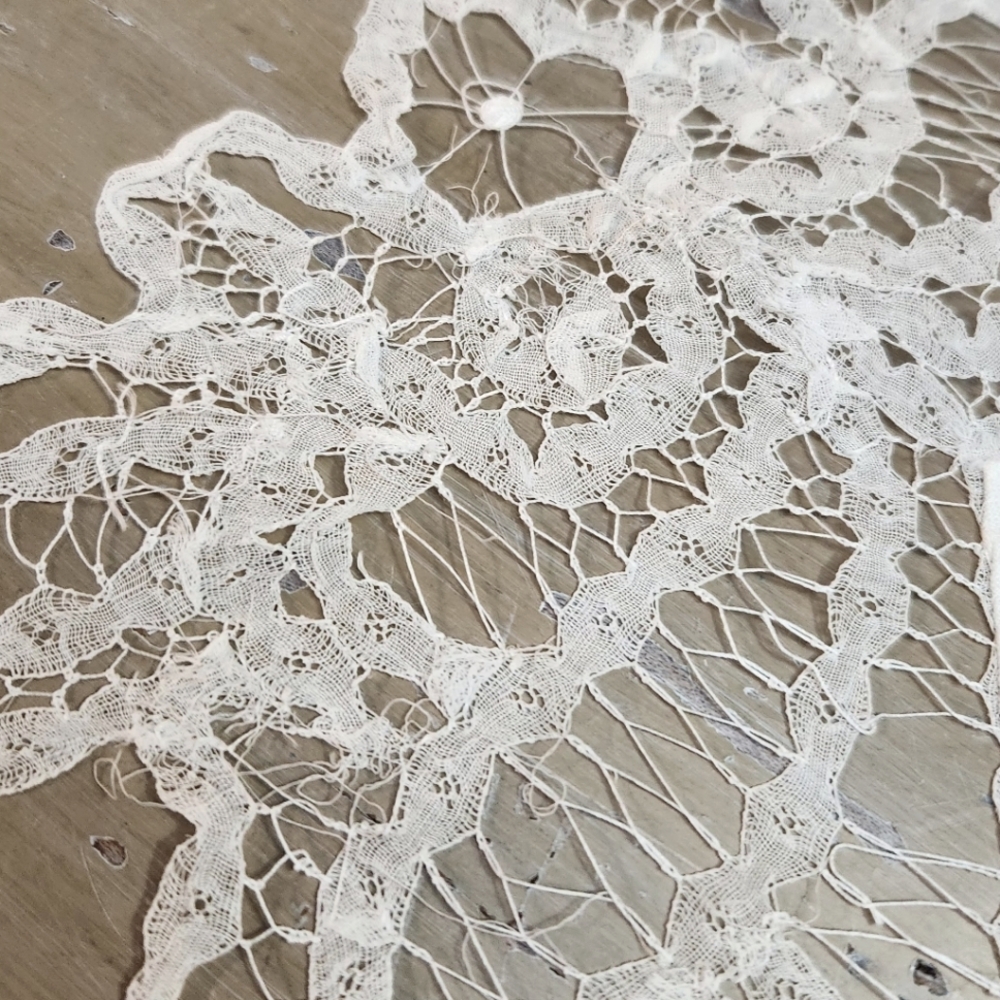 HANDMADE VICTORIAN NEEDLE LACE ACCENT PIECE